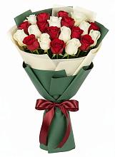 Букет Микс из красных и белых роз в Прикумском