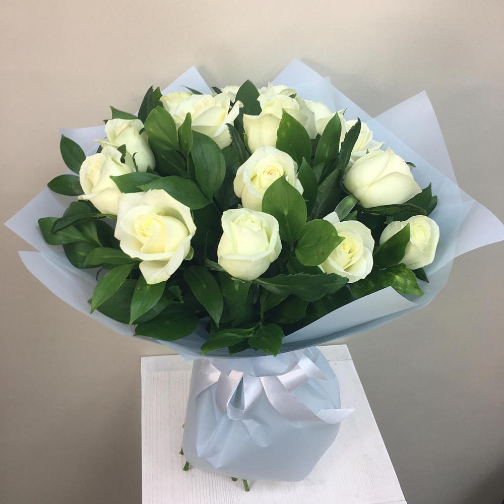 Букет 15 Белых роз Проуд в Прикумском
