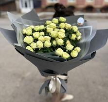 Букет Белые кустовые розы Солинеро в Прикумском