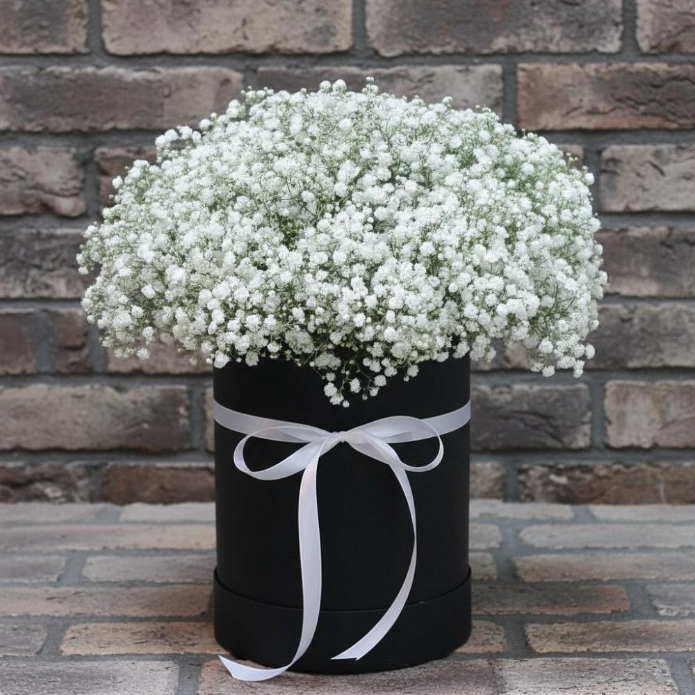 Цветочная композиция из Гипсофила в шляпной коробке в Прикумском