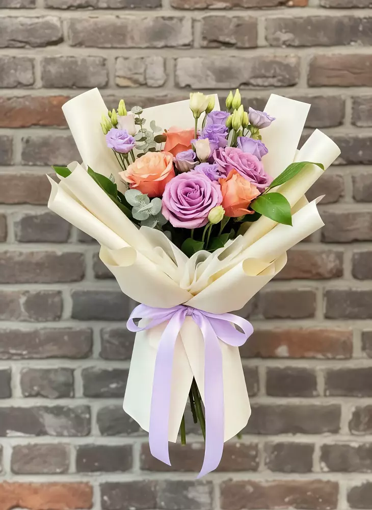 Букет цветов из: Лизиантусы и Розы в Прикумском