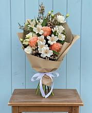 Букет цветов из:  Альстромерии, Лизиантусы, Розы и Хризантемы в Прикумском