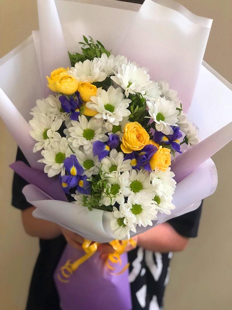 Букет цветов из: Ирисы, Хризантемы и Розы в Прикумском