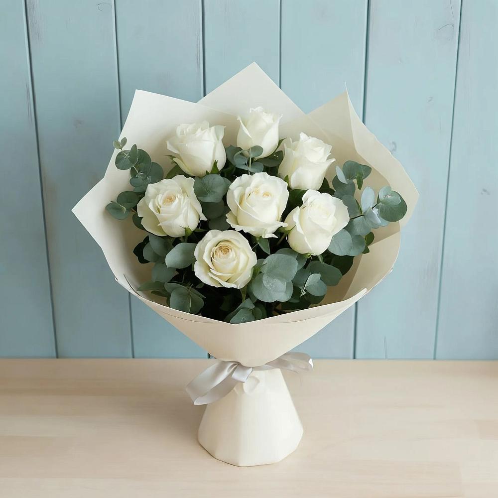 Букет Белые розы в Эвкалипте в Прикумском