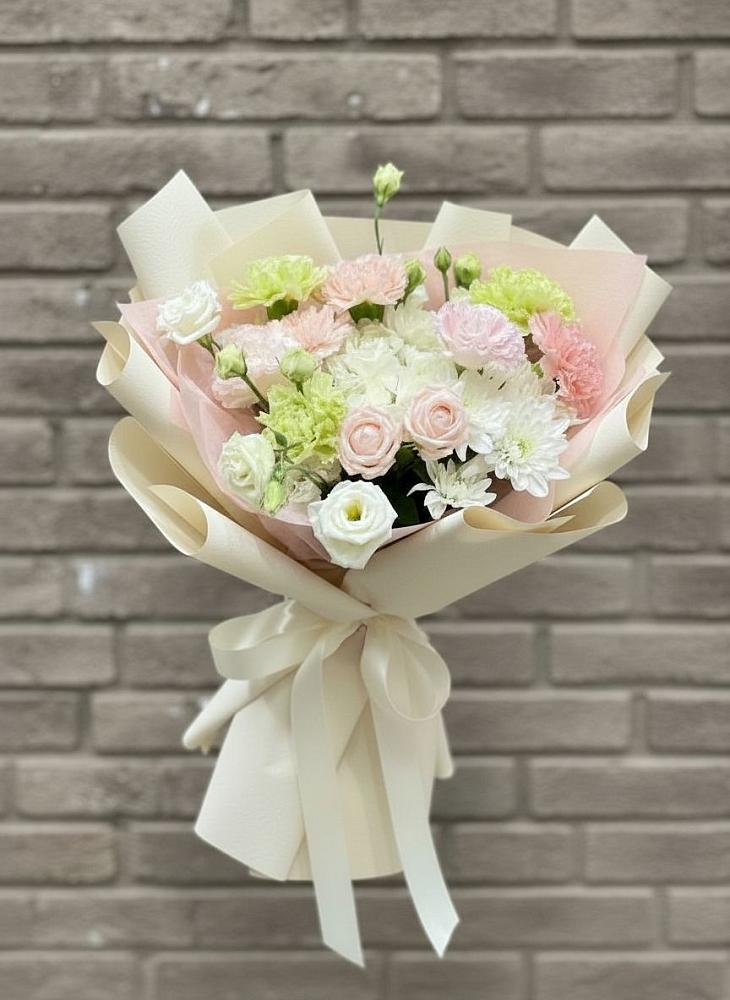 Букет цветов из: Гвоздики, Розы, Лизиантусы и Хризантемы в Прикумском