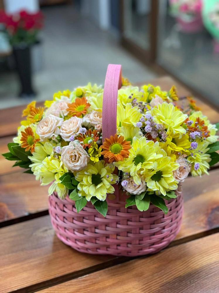 Цветочная композиция из Хризантемы и Розы в корзине в Прикумском
