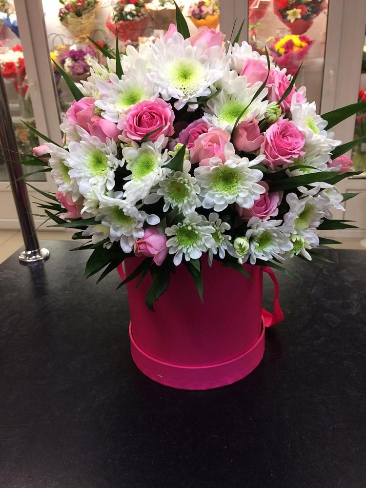 Цветочная композиция из Розы и Хризантемы в шляпной коробке в Прикумском