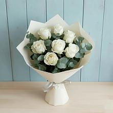 Букет Белые розы в Эвкалипте в Прикумском