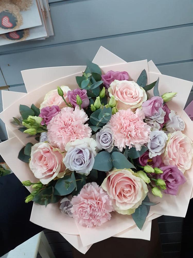 Букет цветов из: Розы, Гвоздики и Лизиантусы в Прикумском